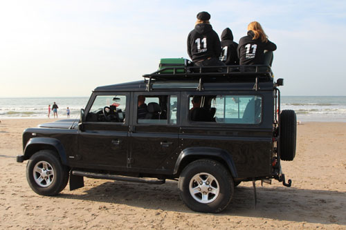 Crew 11strandentocht op dak van Range Rover
