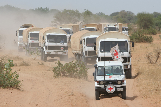 Convooi Rode Kruis in hulpgebied