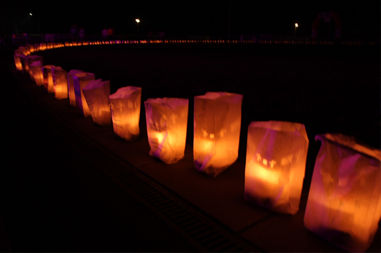 Kaarsen in de nacht rond parcour SamenLoop voor Hoop Hillegom