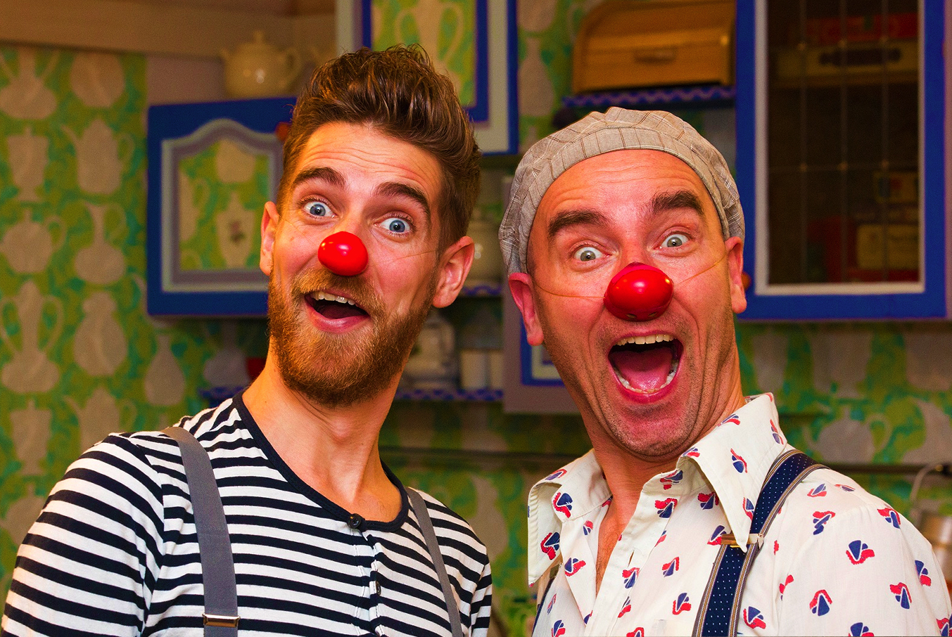 Twee clowns van CliniClowns kijken verbaast