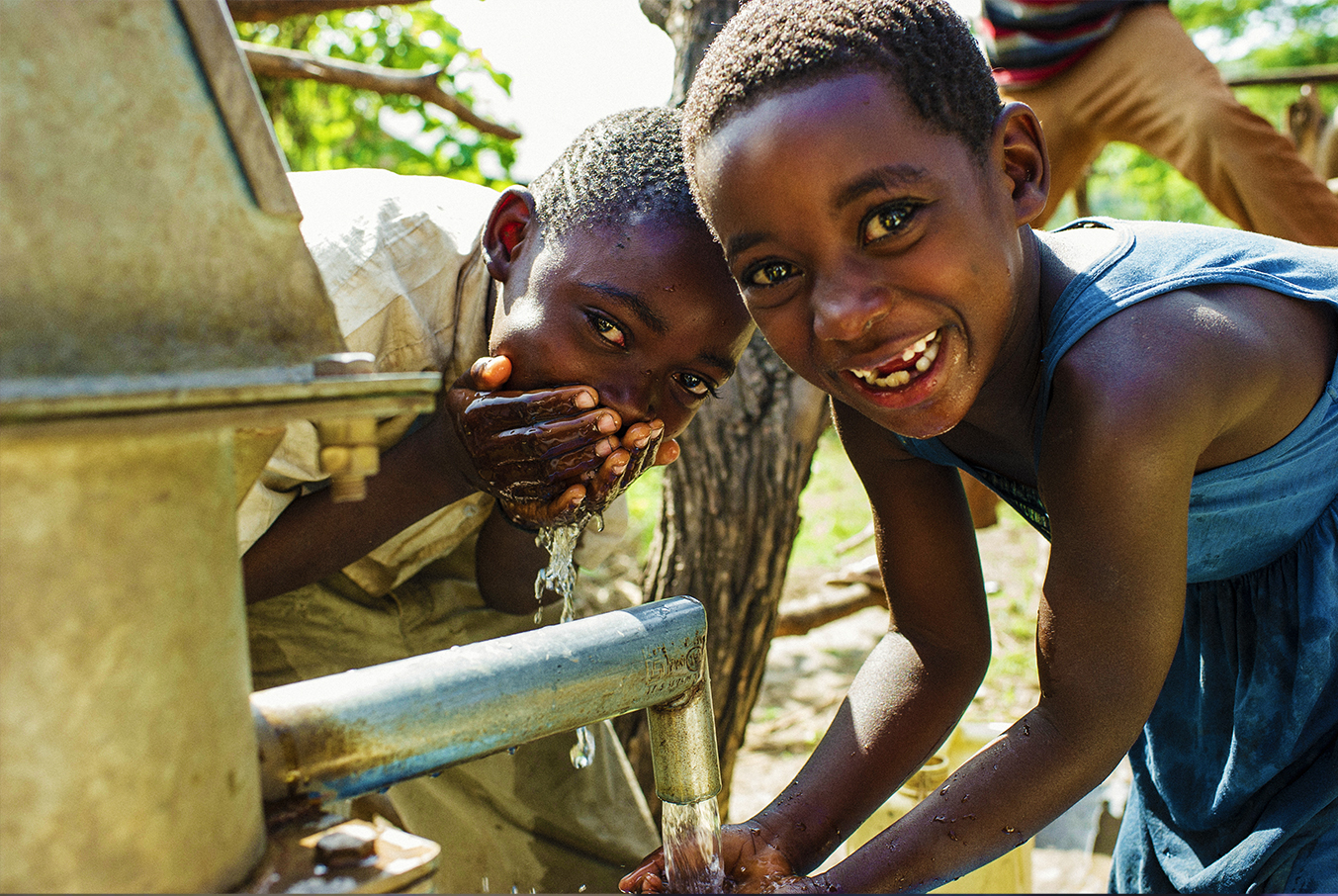 Twee jongens bij waterpunt in Oeganda, Afrika